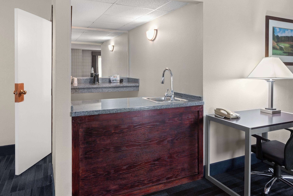 Baymont Inn and Suites by Wyndham Farmington, MO 62/62