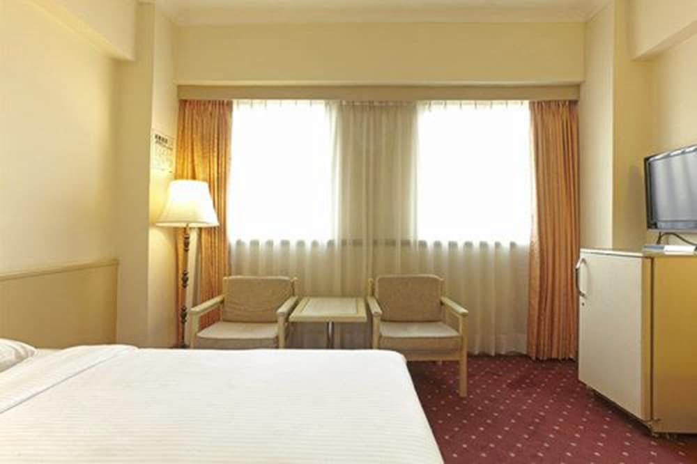 Emperor Hotel 15/50