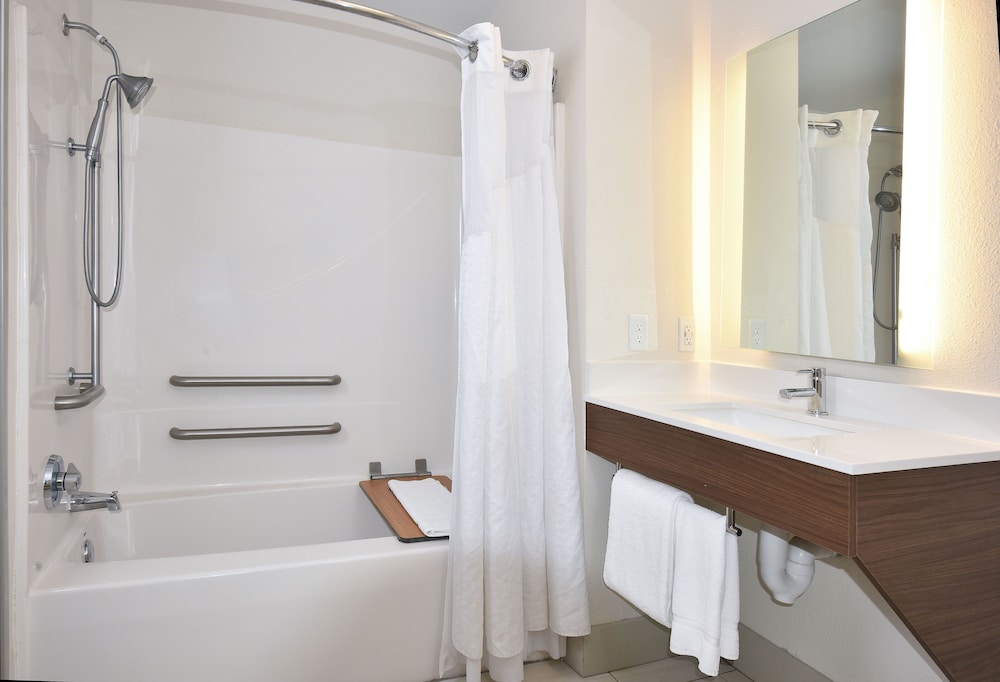 Holiday Inn Express Hotel & Suites Selma 23/65