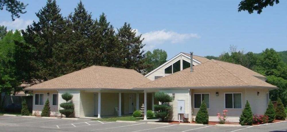Rocky River Inn 2/26