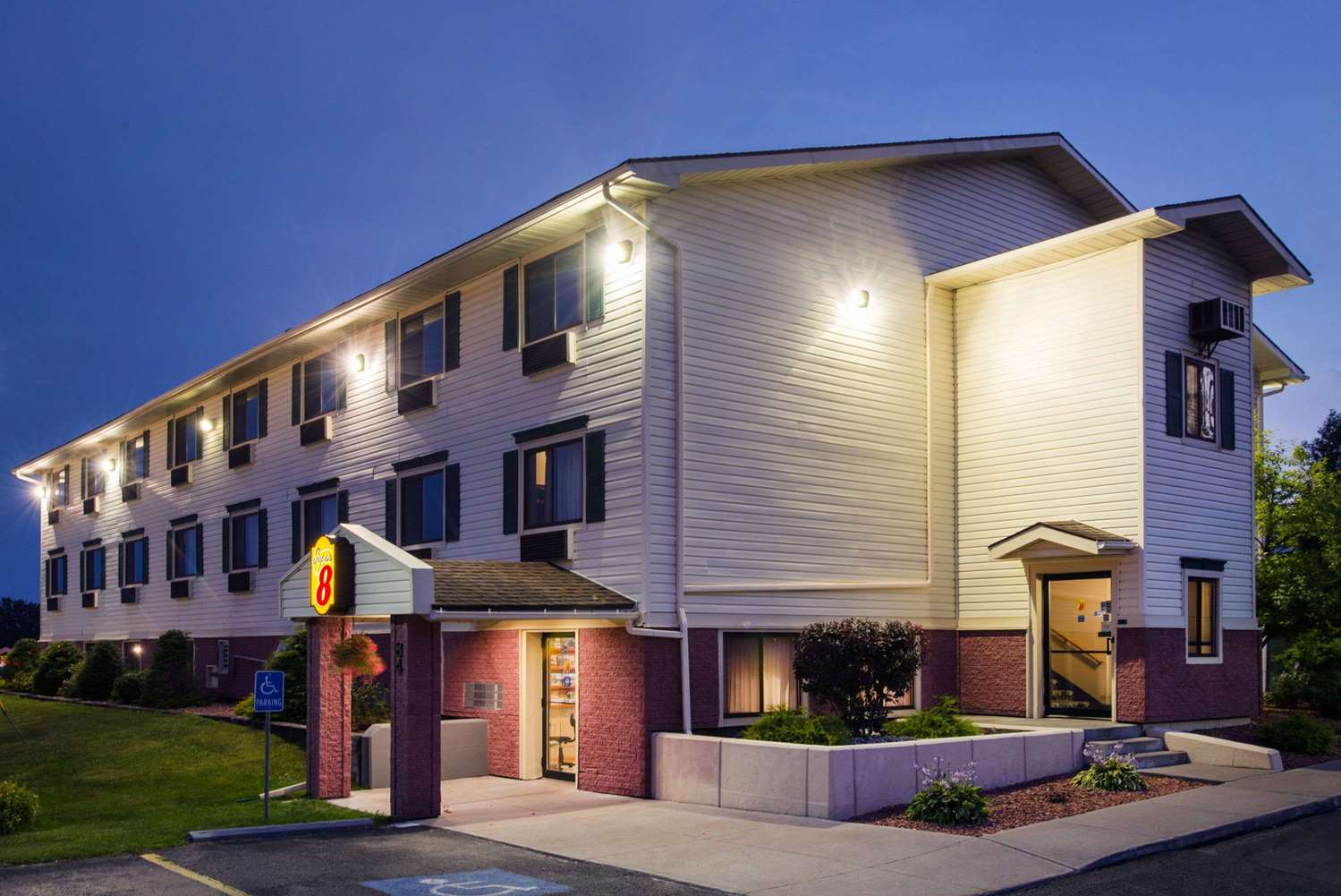 Super 8 By Wyndham Massena NY 2/19
