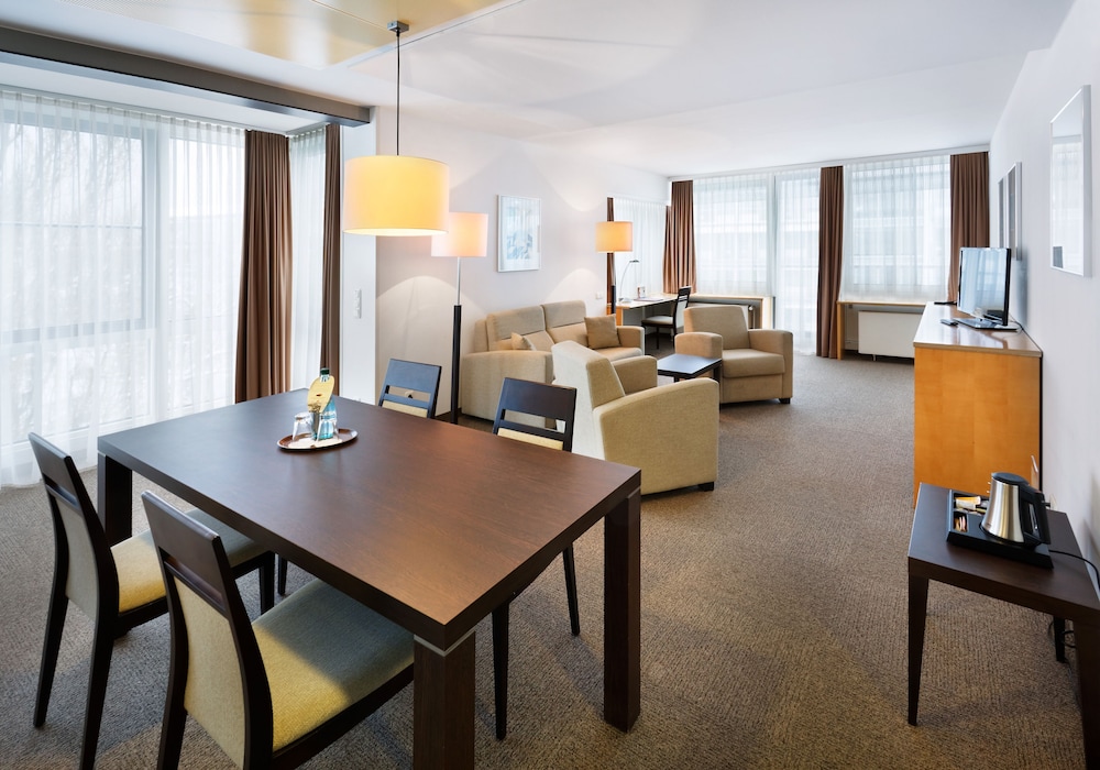 KONGRESSHOTEL POTSDAM AM TEMPLINER SEE 51/66