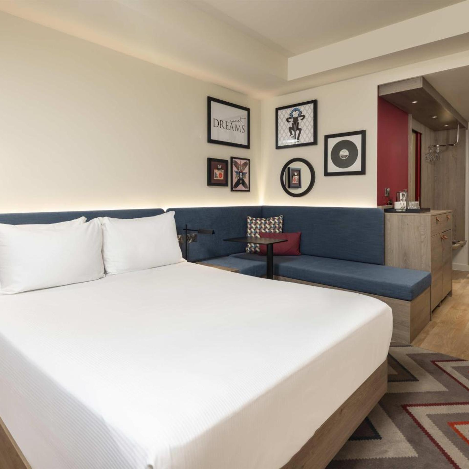 SUPERIOR, QUEEN BED
