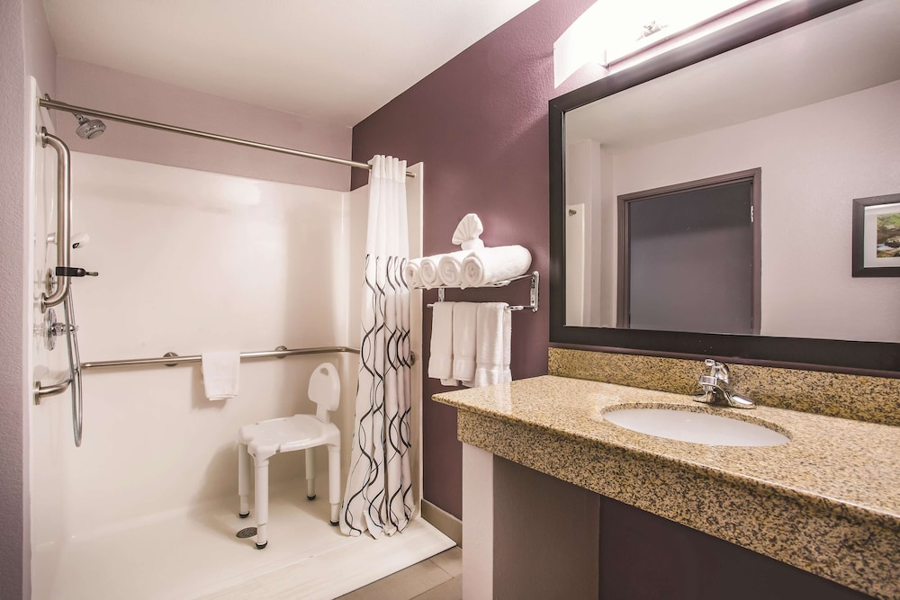 La Quinta Inn & Suites by Wyndham Russellville 34/35