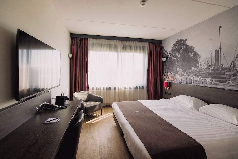 DELUXE, KING BED