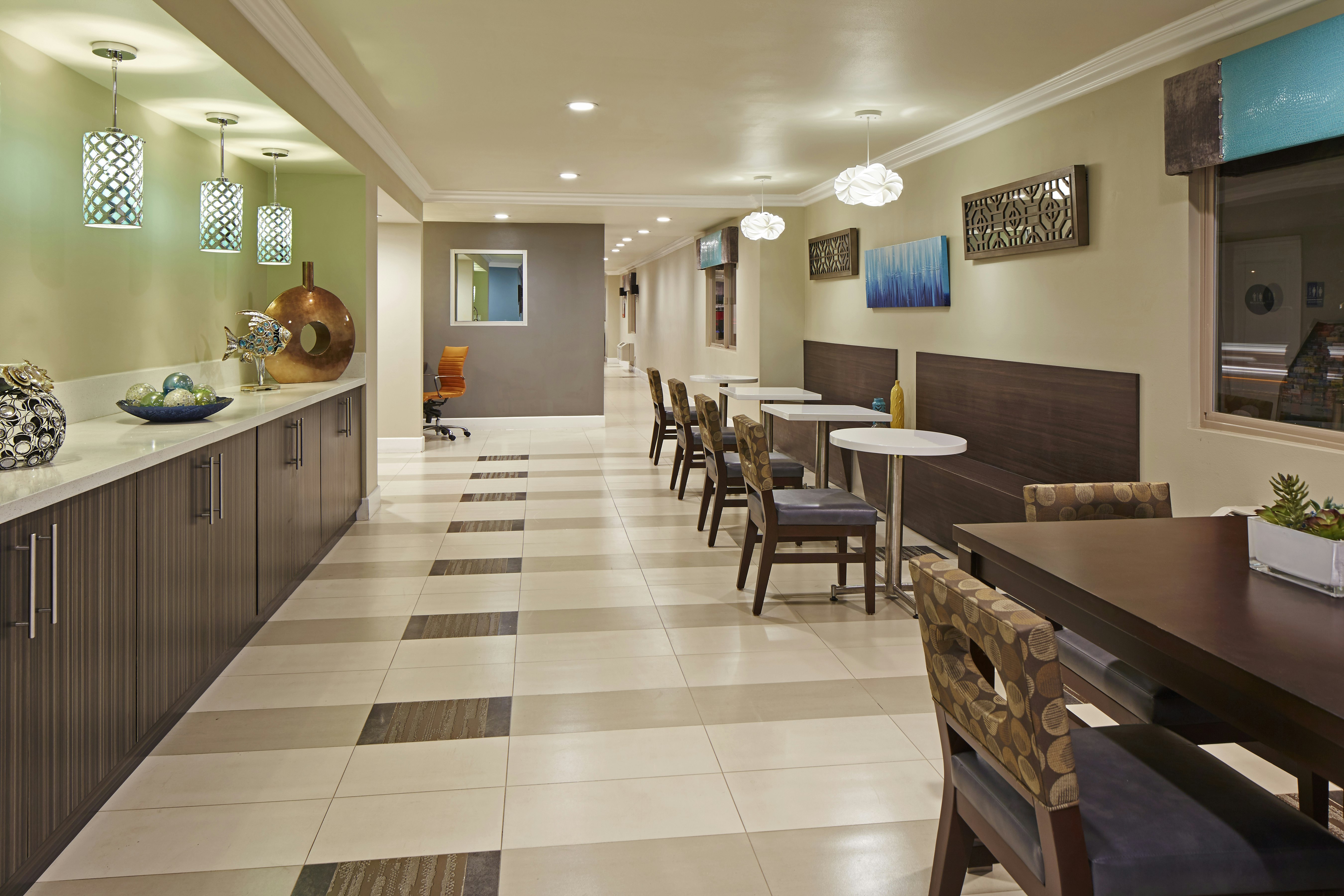 Eden Roc Inn Suites 15/22