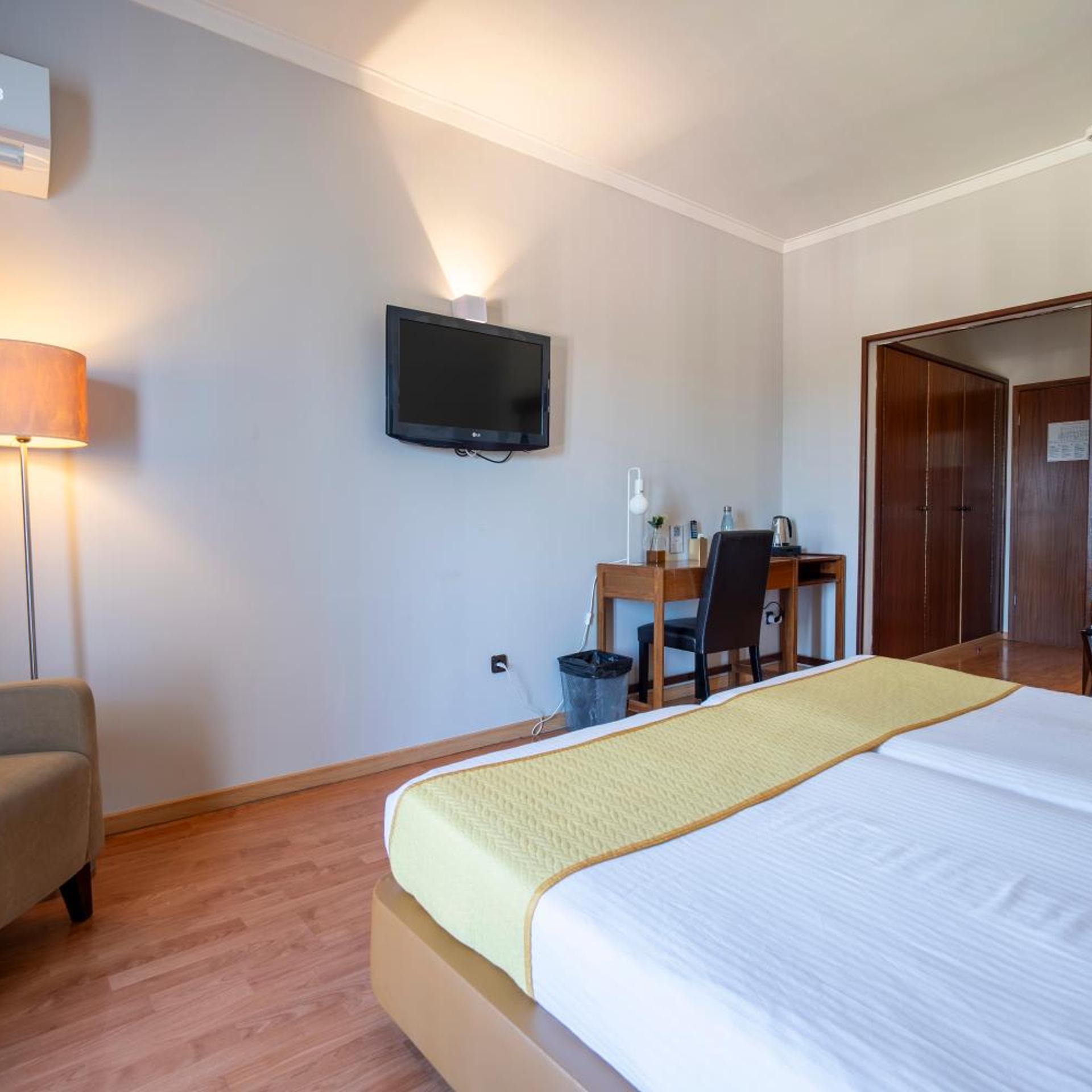 Room, Twin Beds, Hotel Onix 5/8