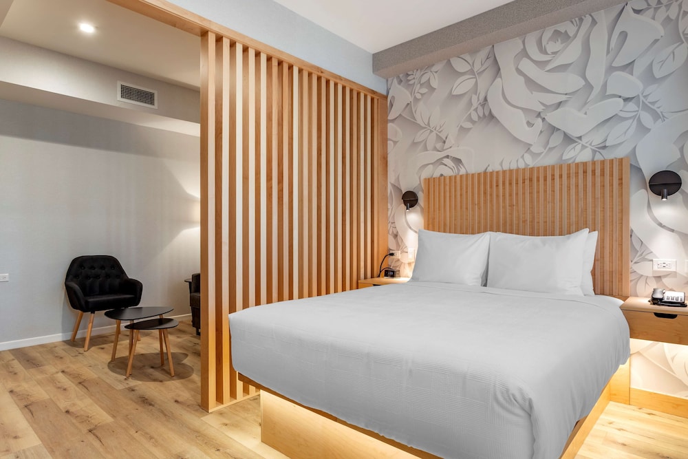 ROOM, QUEEN BED, SOFA, BATHTUB, ACCESSIBLE