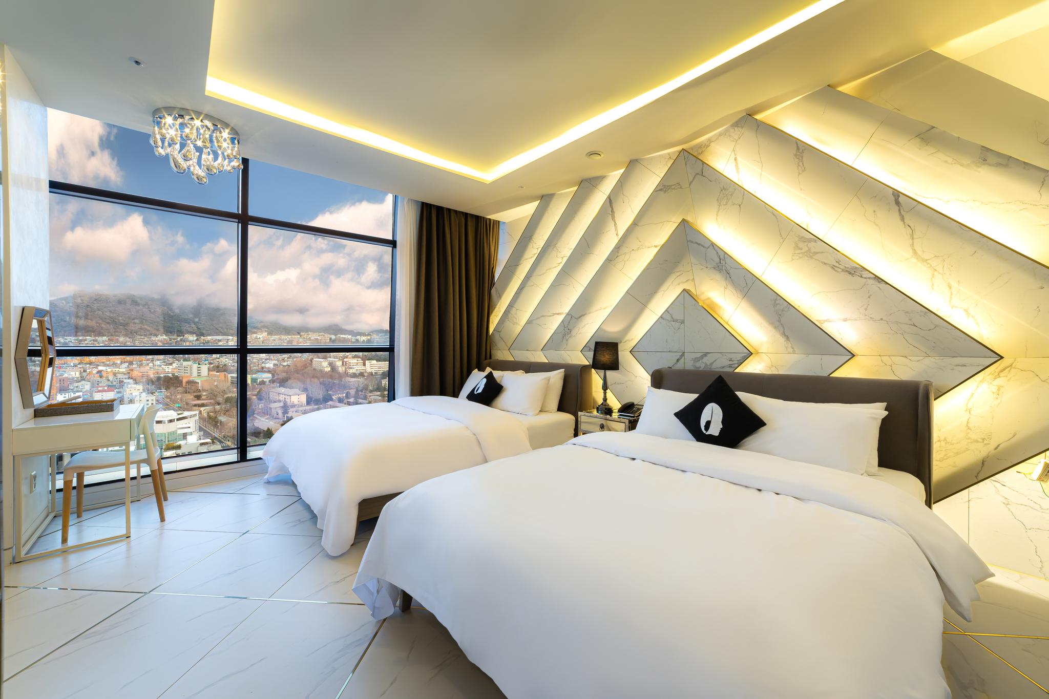 Designer, Suite, 2 Double Beds, Rail View