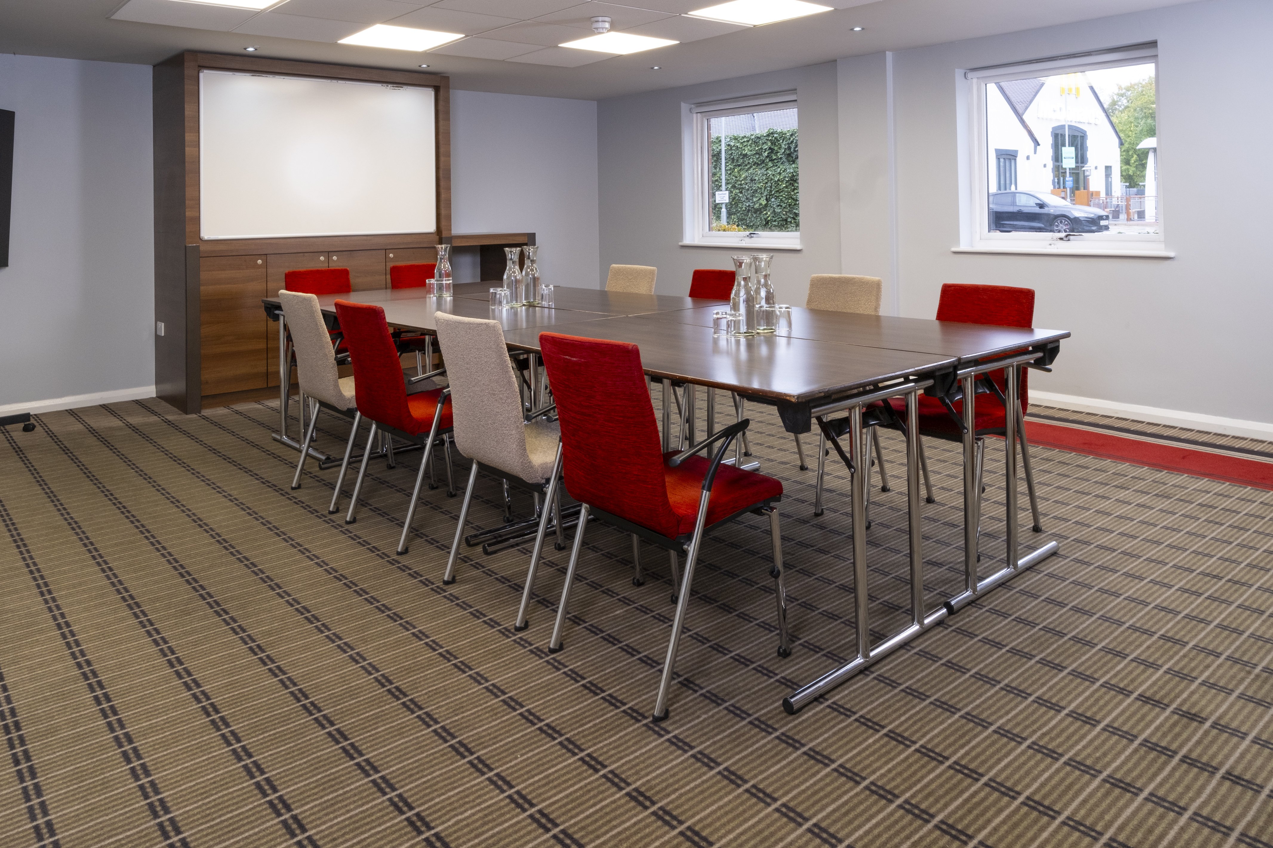 Holiday Inn Express Warwick Stratford Upon Avon 25/34