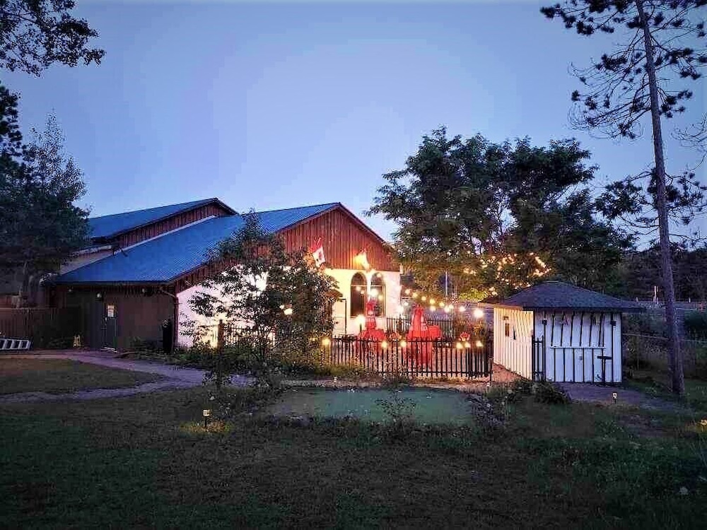 Jolly Roger Inn & Resort 1/50