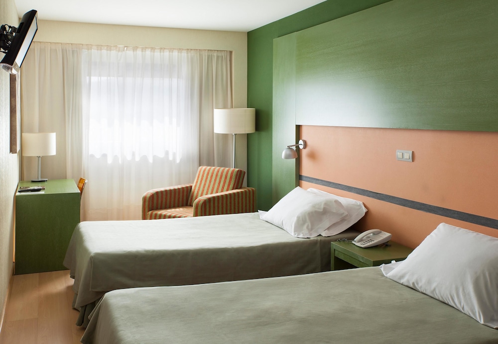 ROOM, SINGLE, TWIN BEDS