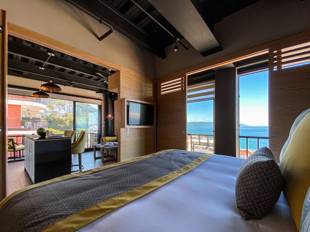 SUITE, DOUBLE BED, OCEAN FRONT, CORNER