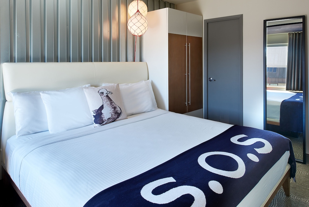 DELUXE, KING BED, BALCONY