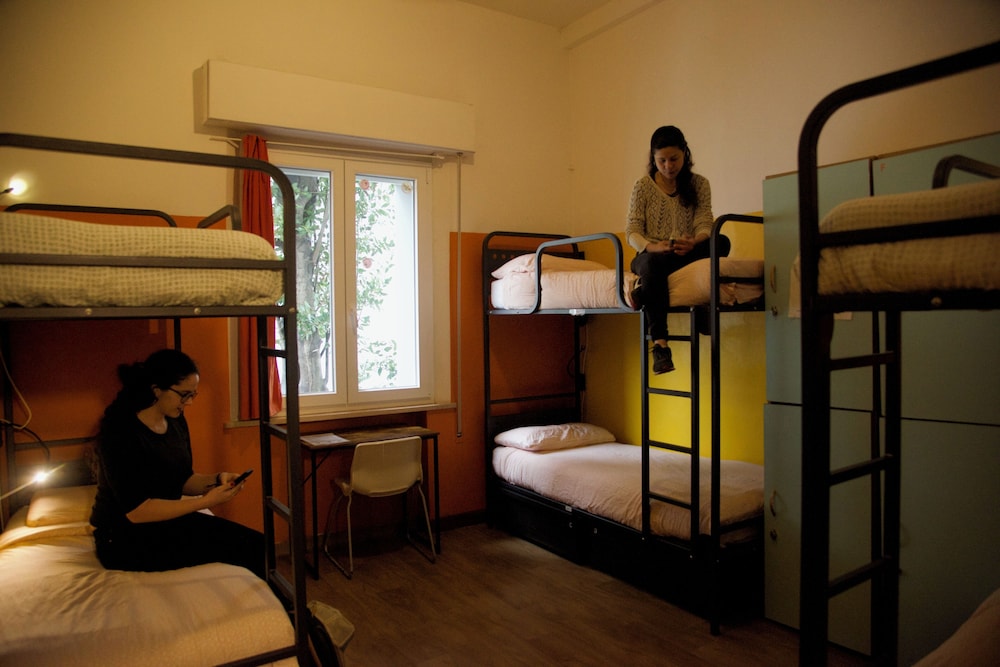 Sunflower City Backpacker & Student Hostel 34/48
