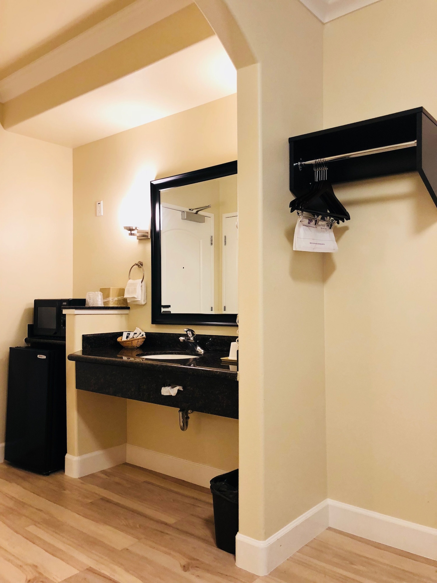Deluxe, Suite, King Bed, Sofa, Gateway Inn and Suites Hotel 7/8