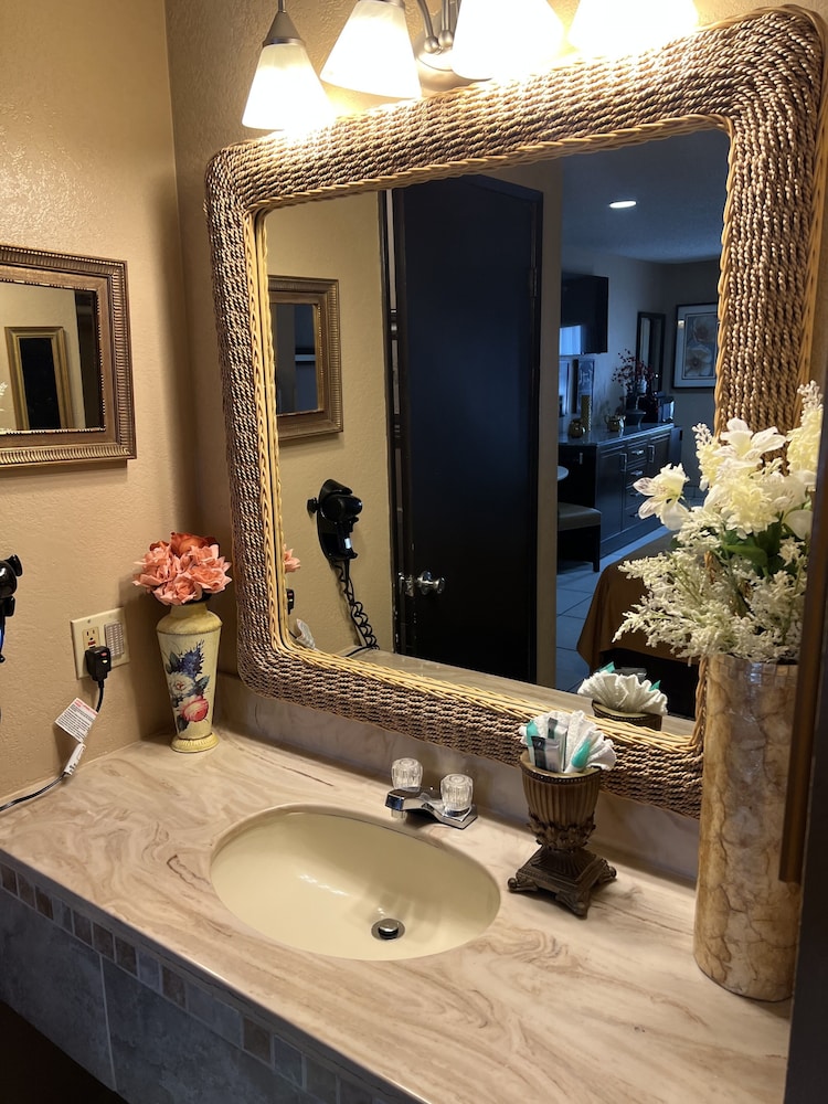 Quality Inn Suites Near the Border 65/67