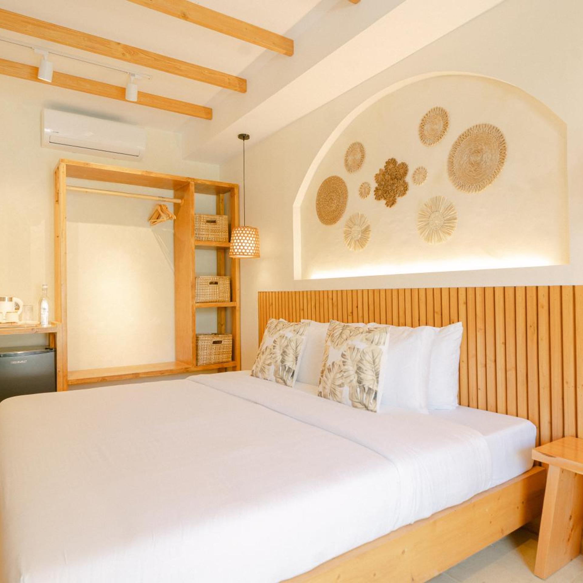 Leux Hotel 8/40