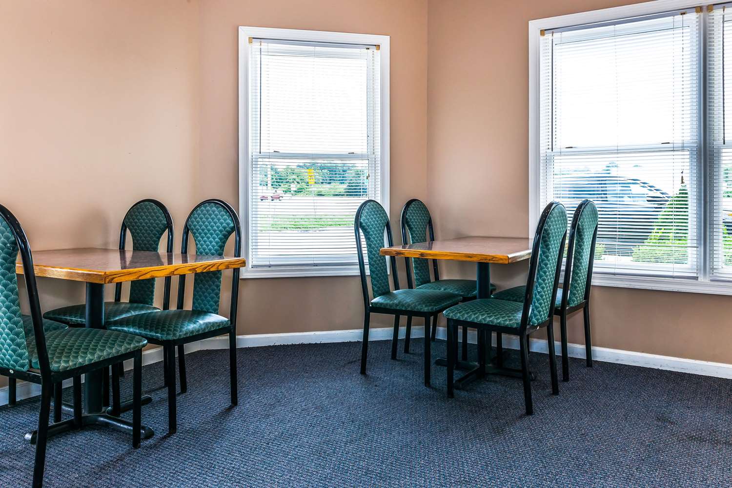 Econo Lodge Vincennes IN 14/19