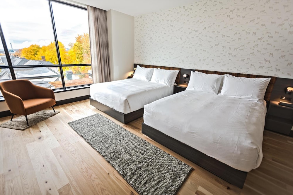 Hew & Draw Hotel 7/36