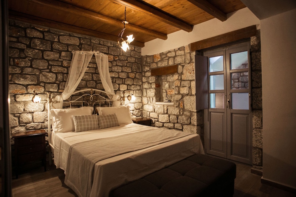 Room at En Plo Luxury Suites, ITILO