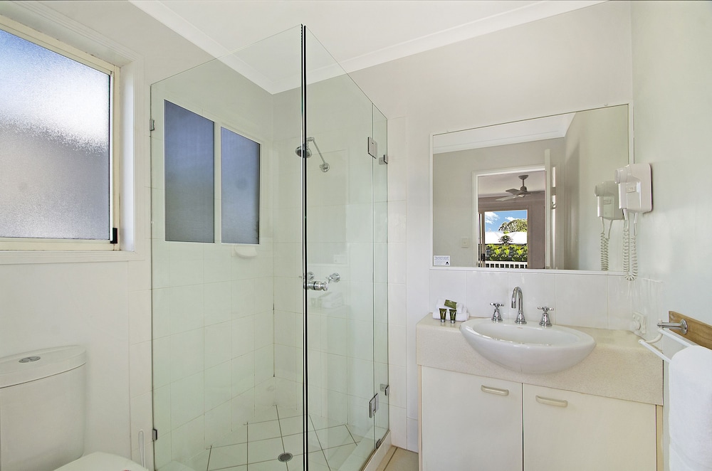 PORTSIDE NOOSA WATERS 30/31