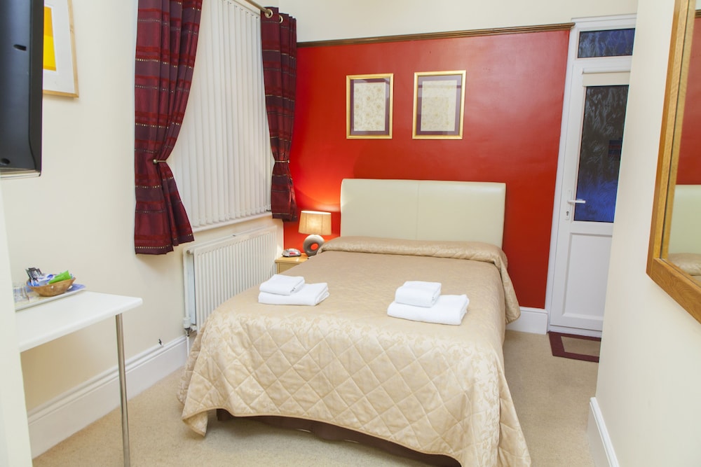 Gatwick Turret Guest House 10/45