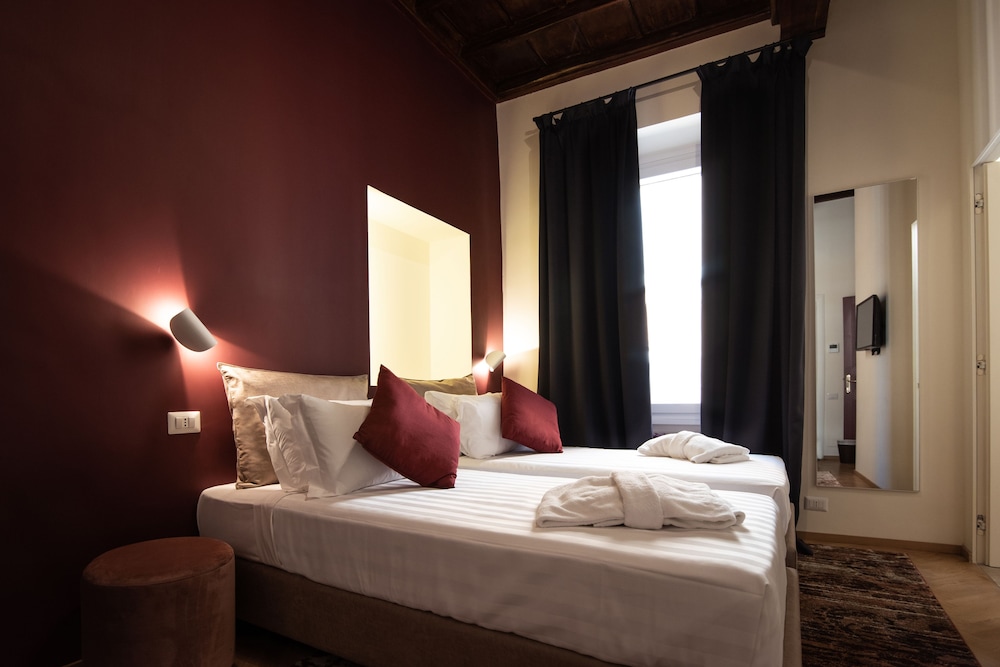 ROOM, DOUBLE OR TWIN BED