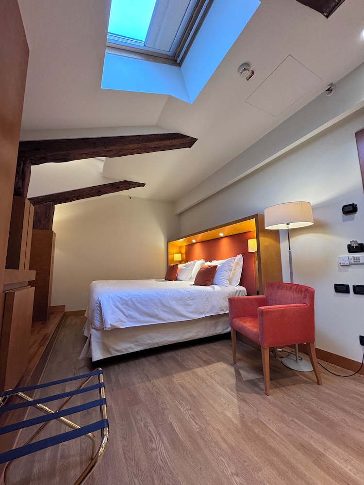 Room, Queen Bed, Attic