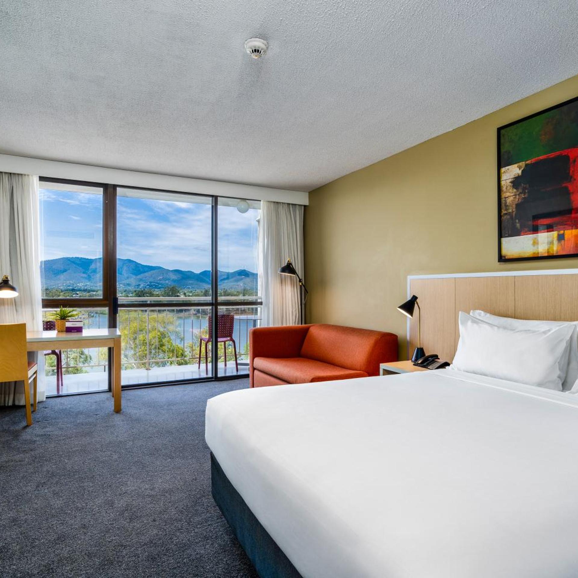 STANDARD, QUEEN BED, RIVERSIDE