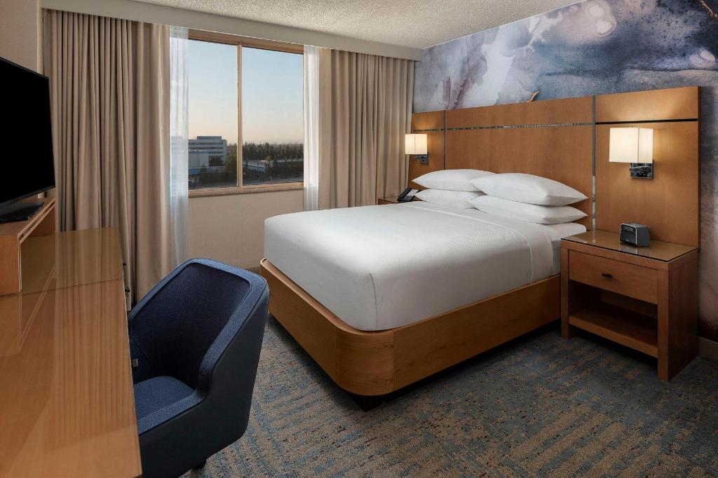 Tower, Guest Room, Single, Queen Bed