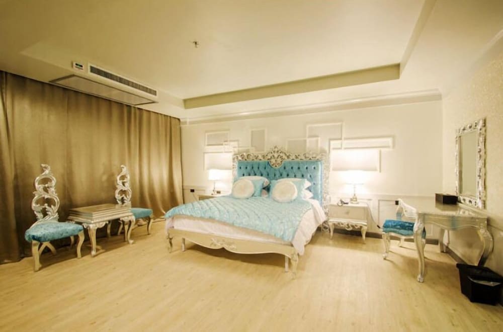Alvarez Hotel 18/65