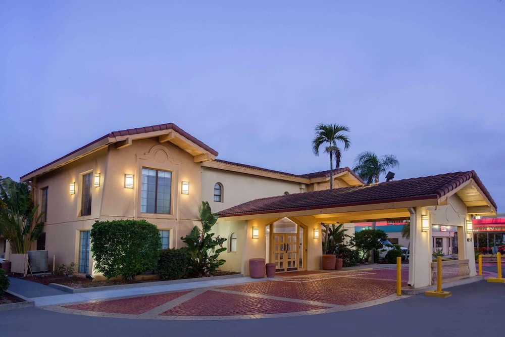 Baymont by Wyndham Fort Myers Central 1/27