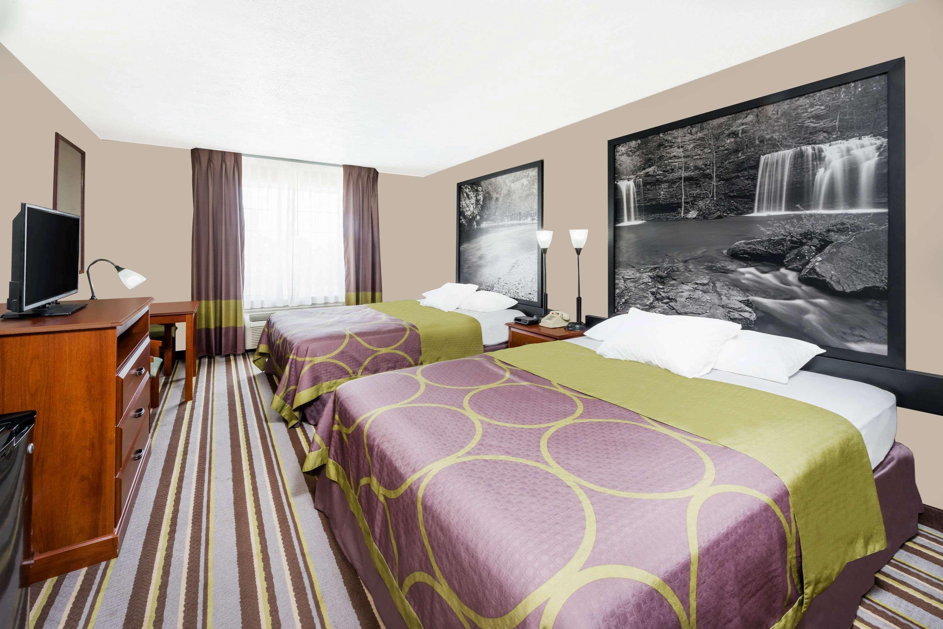 Super 8 by Wyndham Bolivar MO 17/28