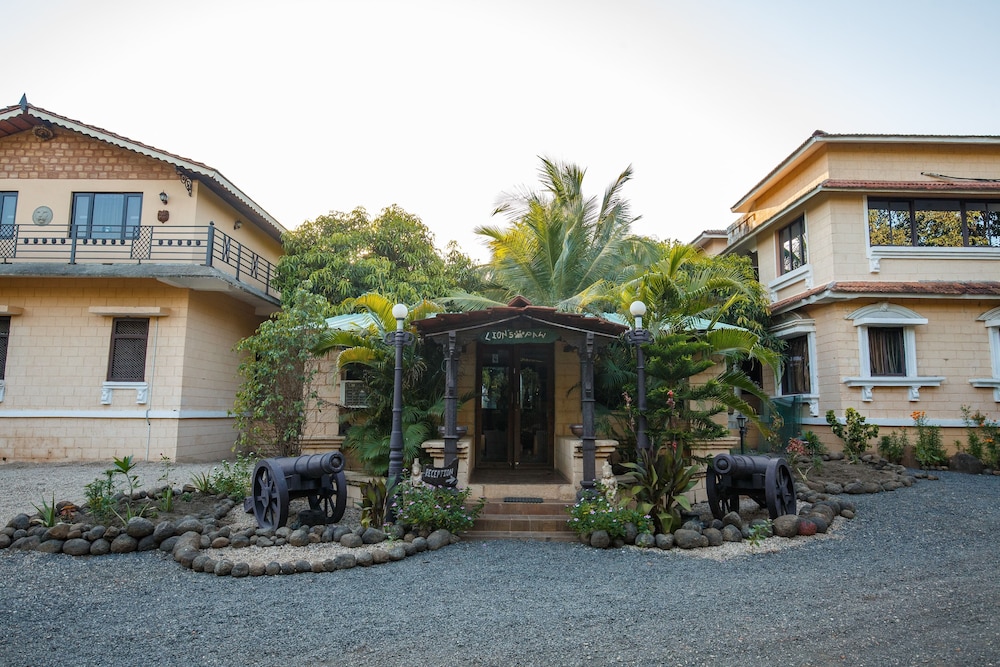 Gir Lion's Paw Resort 2/35