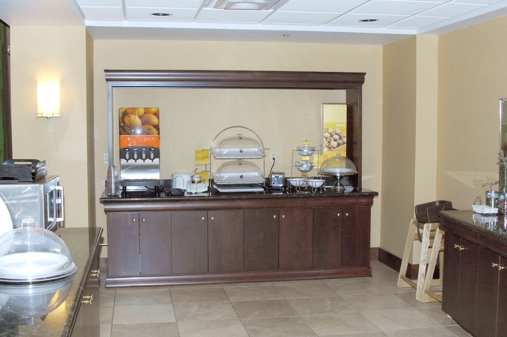 Hampton Inn & Suites Dayton-Airport 12/64