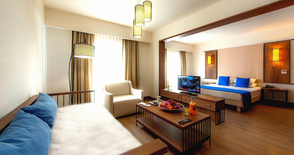 LIV HOTEL BY BELLAZURE 34/56