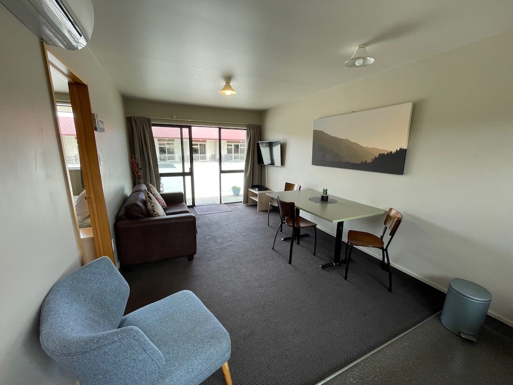 Sierra Motel and Apartments 33/50