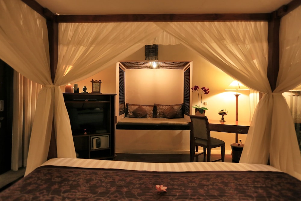 THE SANYAS SUITE 63/72