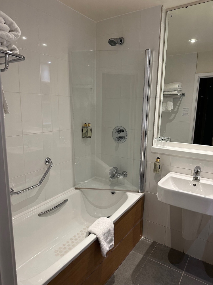 De Vere Cotswold Water Park 64/68