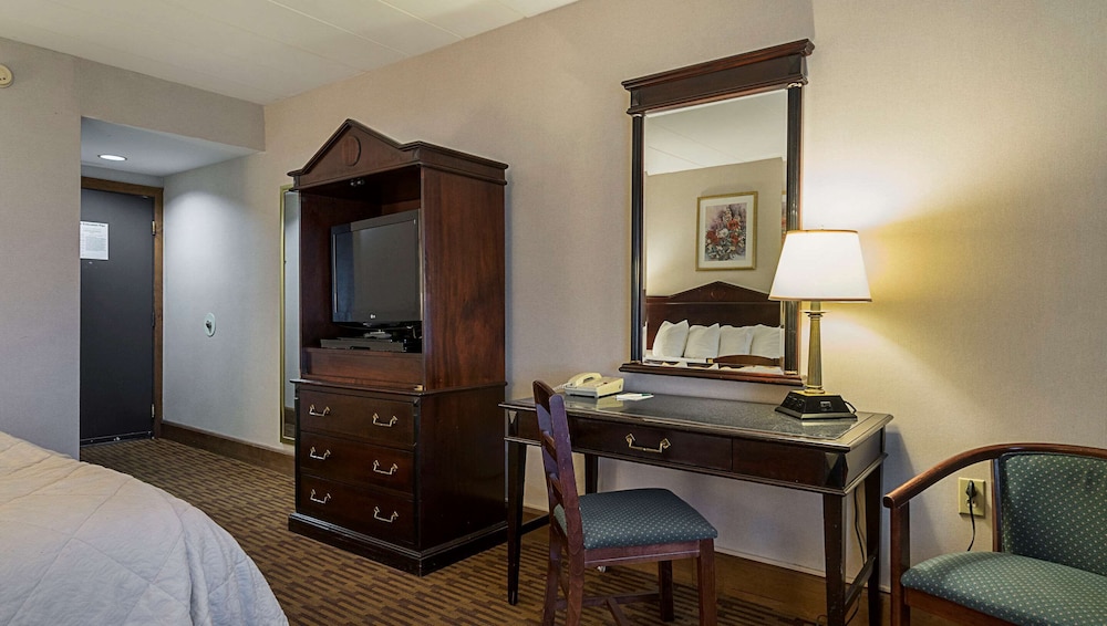 Skyways Hotel New Castle, DE 17/27