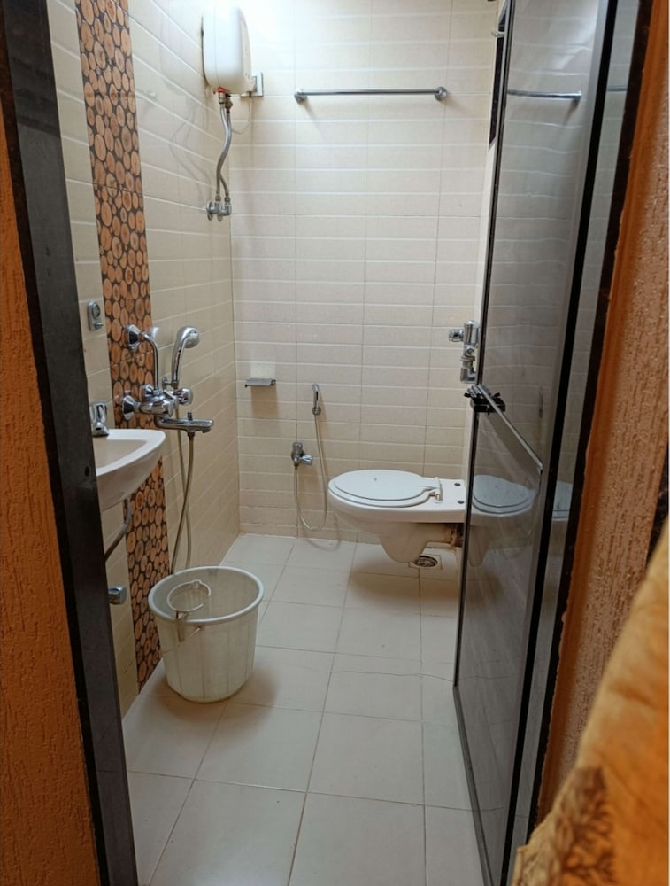 Hotel Broadway Colaba Mumbai 44/50