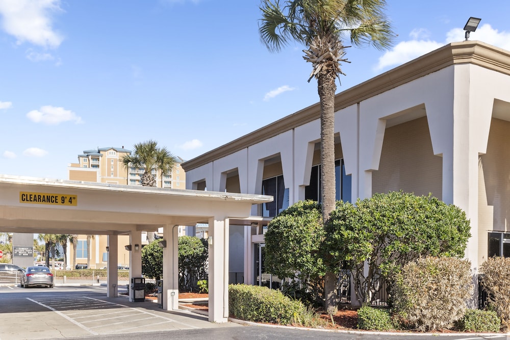 Ocean Crest Inn and Suites 7/51