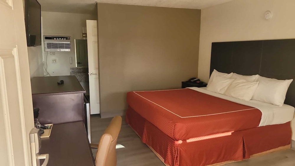 Efficiency, King Bed, Accessible