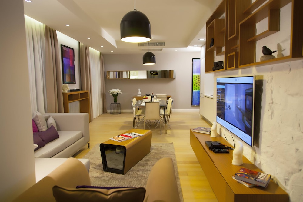 The Leos Residence 43/60