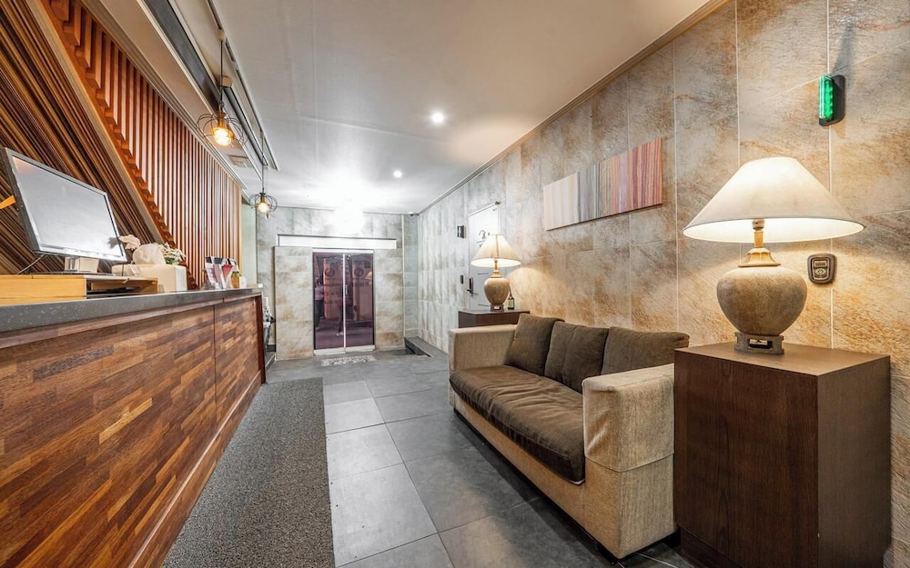 PEANUT HOTEL 43/61