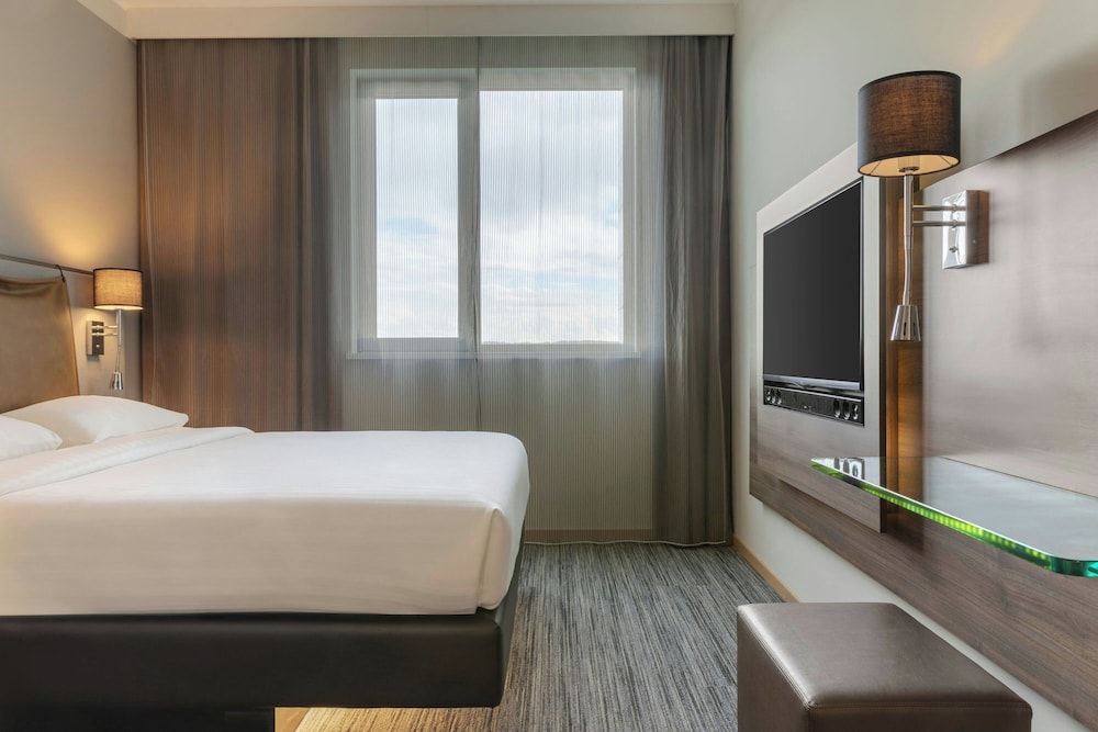 ROOM, QUEEN BED