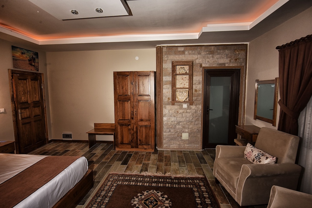 El Nazar Stone Suite 20/50