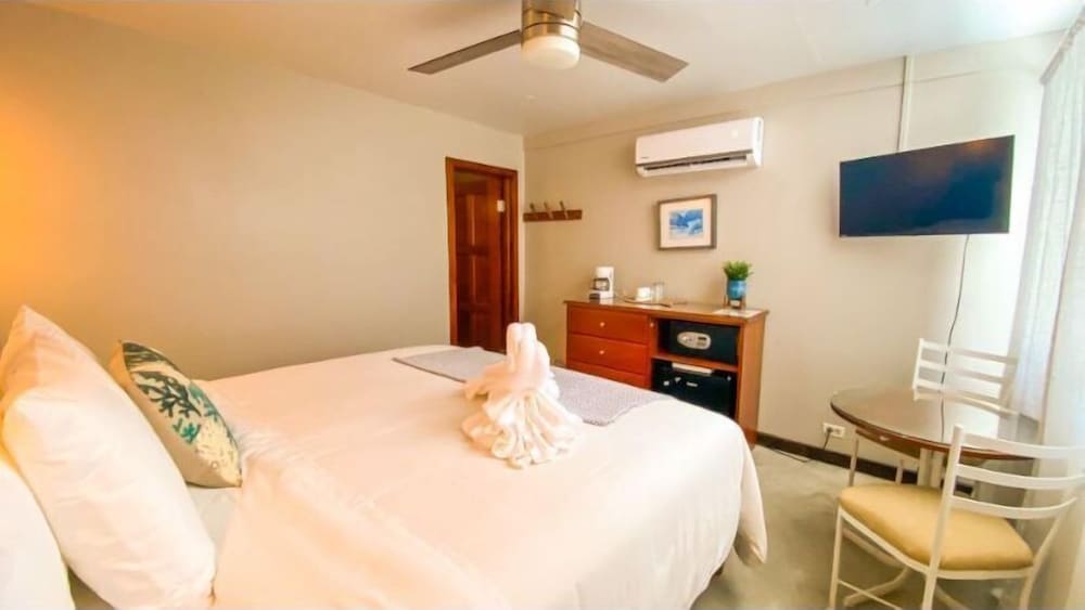 ROOM, OCEAN VIEW, POOL DECK