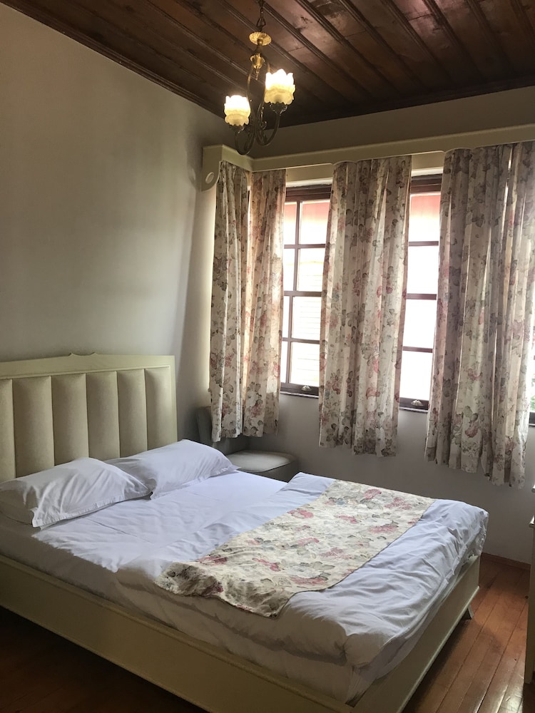 STANDARD, KING BED, CITY VIEW